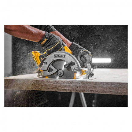 Пила дисковая аккумуляторная DeWalt DCS570N-B1 (без акк, без з/у)