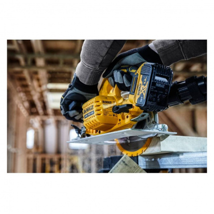 Пила дисковая аккумуляторная DeWalt DCS570N-B1 (без акк, без з/у)